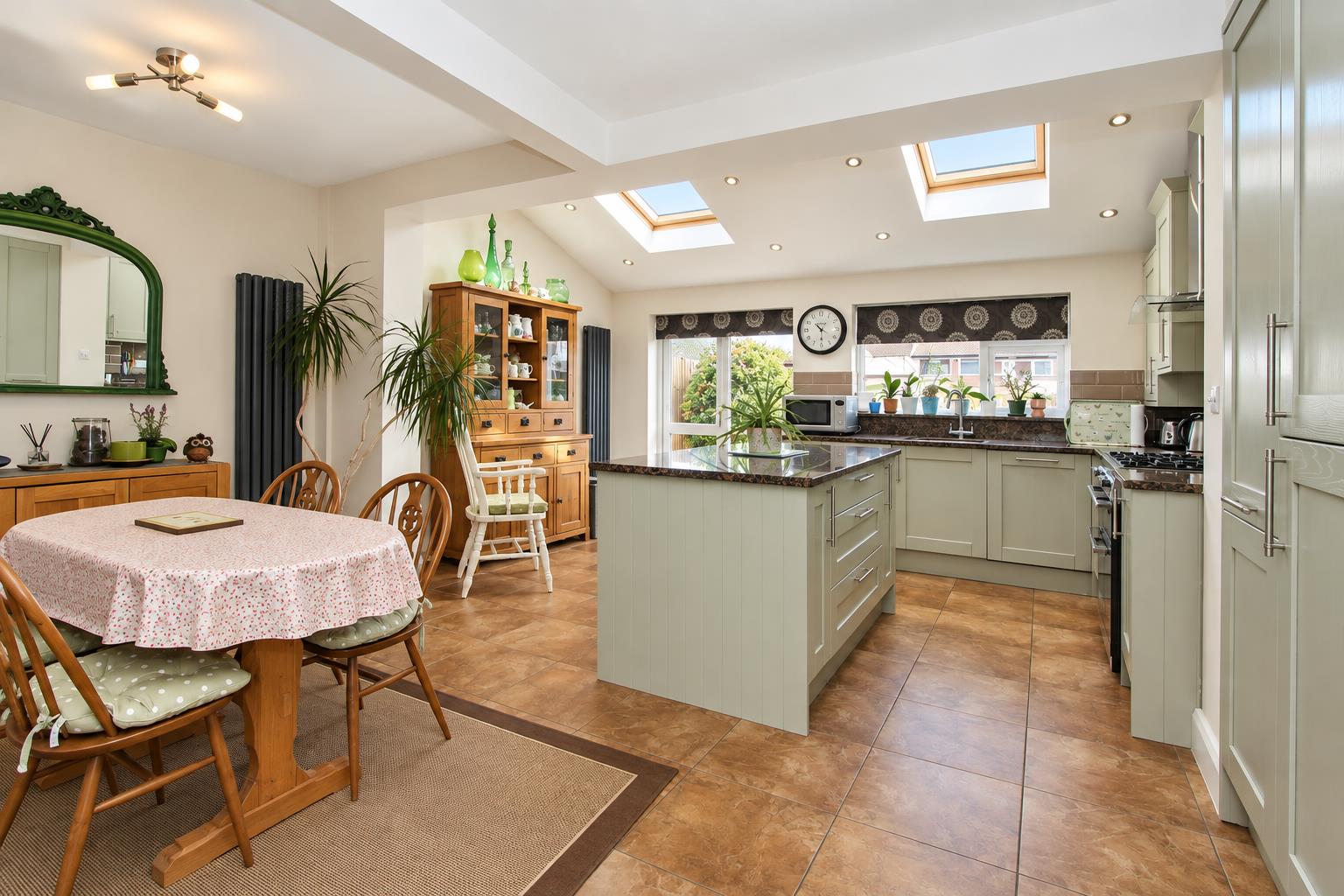 3 bed property in Ash Close, Carshalton